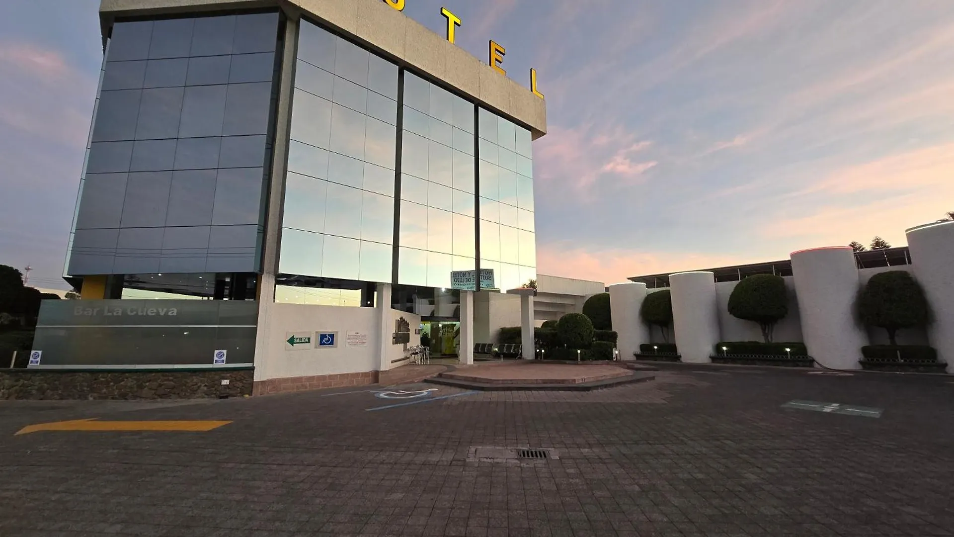 Hotel Alcampo contacts